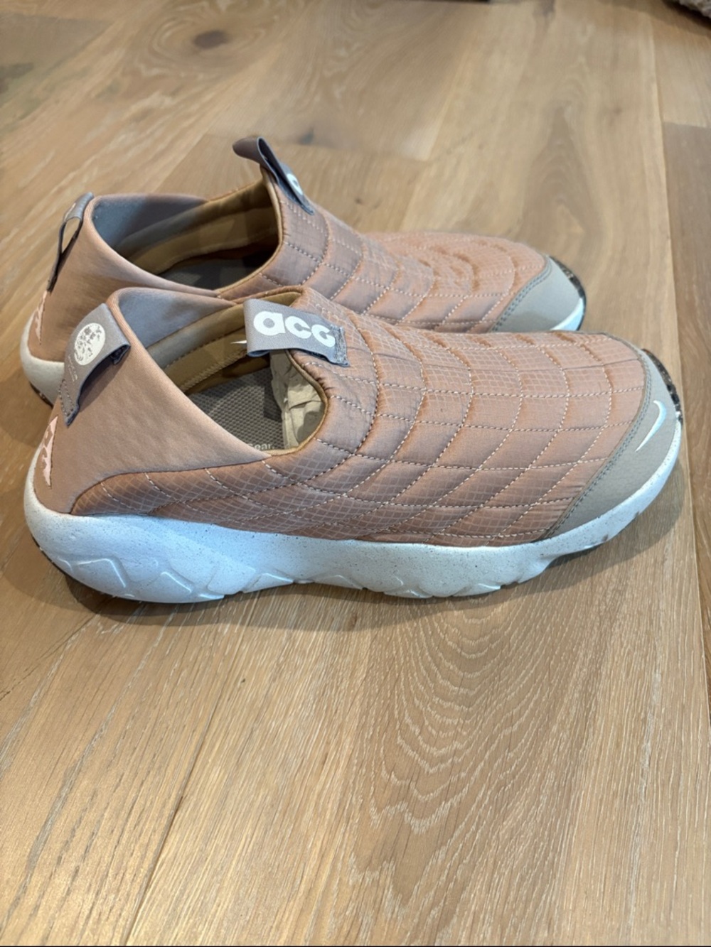 Nike Men’s 8.5 ACG Quilted Slip-On Sneakers in Dusty Rose and Light Gray.